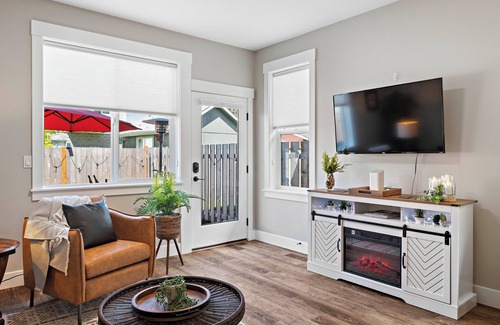 Carlton House | Dog-Friendly Downtown Carlton Townhouse #6, Steps to Tasting, Dining, Shops, BBQ