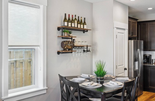 Carlton House | Dog-Friendly Downtown Carlton Townhouse #6, Steps to Tasting, Dining, Shops, BBQ