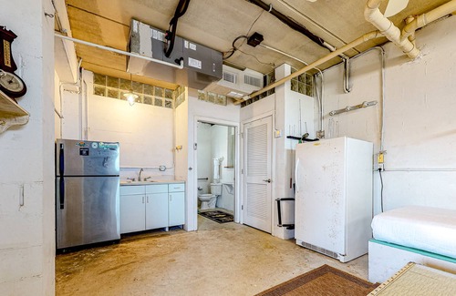 Port Isabel House | Dog-friendly escape on the canal with furnished deck, beach access nearby, & AC