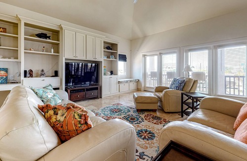 Port Isabel House | Dog-friendly escape on the canal with furnished deck, beach access nearby, & AC