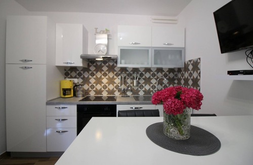 Mali Maj Apartment | Dog-friendly flat just 250 metres from the beach with Mediterranean garden