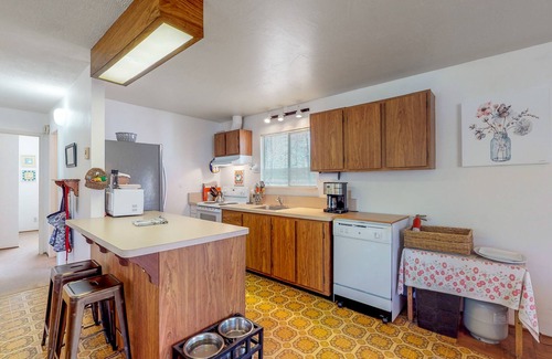 Groveland Cabin | Dog-friendly getaway with pool, tennis & nearby beach access