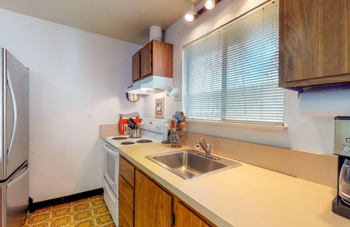 Groveland Cabin | Dog-friendly getaway with pool, tennis & nearby beach access
