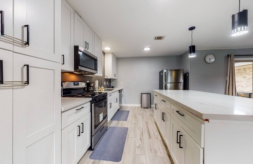 Spring Shadows House | Dog-Friendly getaway with WiFi, central AC, washer/dryer, & fenced, grassy yard