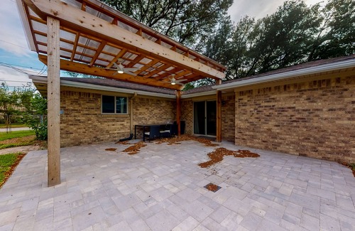 Spring Shadows House | Dog-Friendly getaway with WiFi, central AC, washer/dryer, & fenced, grassy yard
