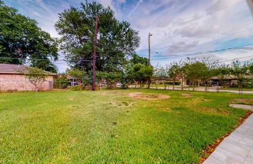 Spring Shadows House | Dog-Friendly getaway with WiFi, central AC, washer/dryer, & fenced, grassy yard