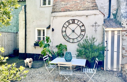 Fakenham House | Dog-Friendly historic cottage and beach hut at the gateway to the Norfolk coast