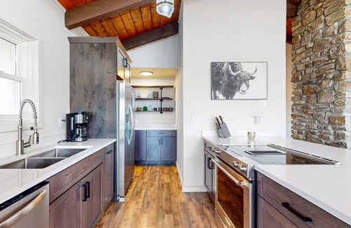 Beech Mountain Ski Chalet | Dog-friendly home w/private hot tub, central AC, and W/D - close to skiing
