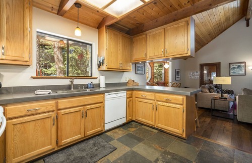 Truckee Cabin | Dog Friendly Home | Beautifully Decorated | HOA Beach and Pool Access | Sleeps 8