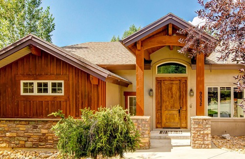 Summit Park House | Dog-friendly home on golf course with 3 gas fireplaces, pool table & 2 kitchens