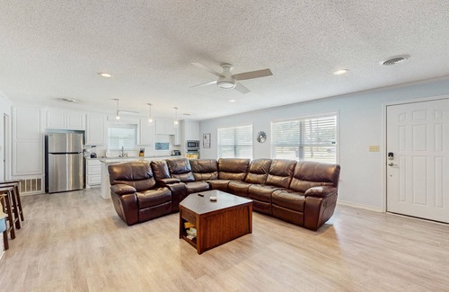 Kingsland House | Dog-friendly home w/a furnished patio, free WiFi, & central A/C- near cove