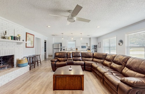 Kingsland House | Dog-friendly home w/a furnished patio, free WiFi, & central A/C- near cove