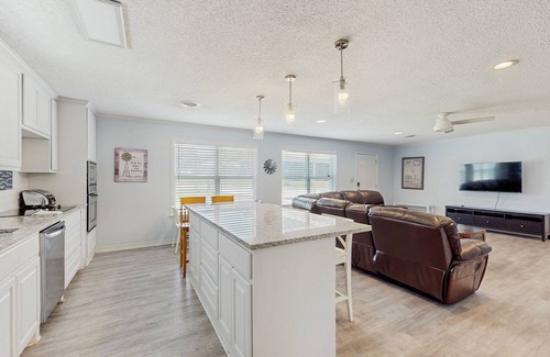 Kingsland House | Dog-friendly home w/a furnished patio, free WiFi, & central A/C- near cove