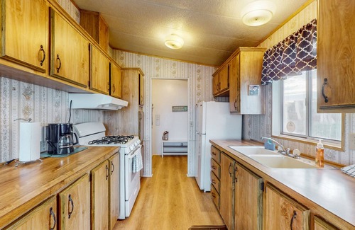 Fort Bragg Cottage | Dog-friendly home with private beach access, hot tub & stunning views