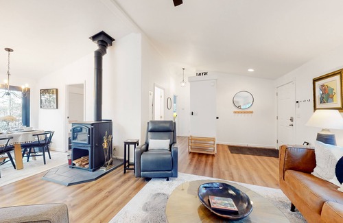 La Conner Cabin | Dog-friendly home with bay-view deck, grill & fireplace - walk to Kukutali Trail