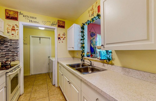 Ocala House | Dog-friendly home with covered front patio, streaming, washer/dryer, fast WiFi