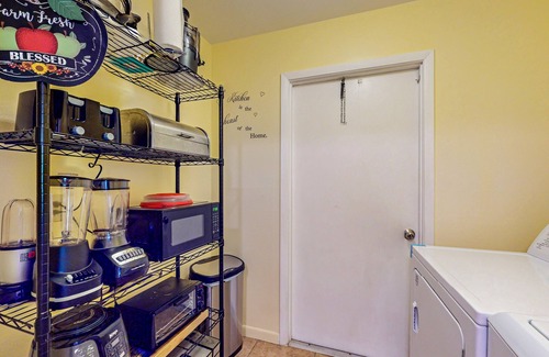 Ocala House | Dog-friendly home with covered front patio, streaming, washer/dryer, fast WiFi