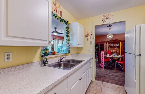 Ocala House | Dog-friendly home with covered front patio, streaming, washer/dryer, fast WiFi