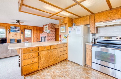Bayshore Cabin | Dog-Friendly Home with Ocean Views, Easy Beach and Bay Access, and Free WiFi