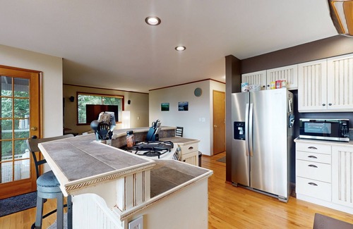 Retsil House | Dog-friendly house w/enclosed yard, dedicated workspace, gas grill, W/D