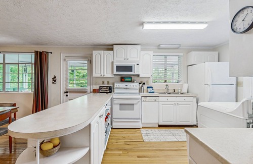 Hiawassee House | Dog-friendly house with outdoor deck, gas fireplace and mountain views