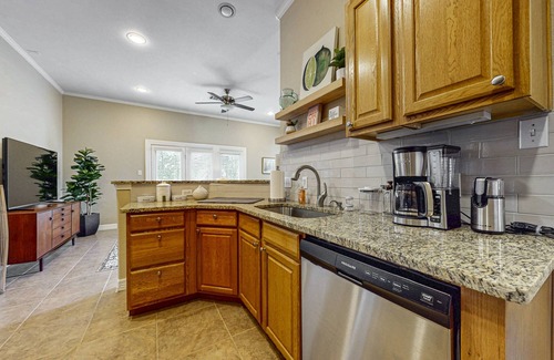 West Congress House | Dog-friendly house with enclosed backyard, W/D, close to Downtown Austin