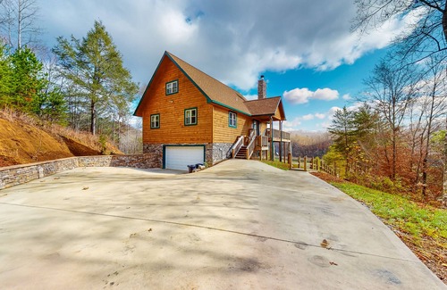 New Tazewell House | Dog-friendly lakefront house with hot tub, central AC, & mountain view