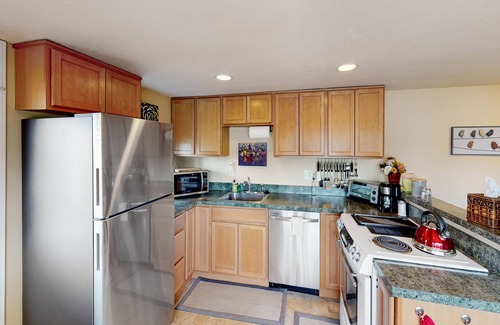 Friendly House | Dog-friendly lower level of duplex w/enclosed deck, washer/dryer, mountain view
