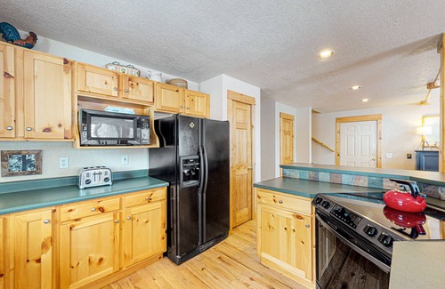 Sunset Ridge House | Dog-friendly mountain home with fireplace, firepit & ping-pong - great for kids