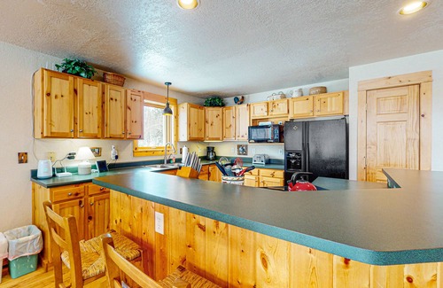 Sunset Ridge House | Dog-friendly mountain home with fireplace, firepit & ping-pong - great for kids