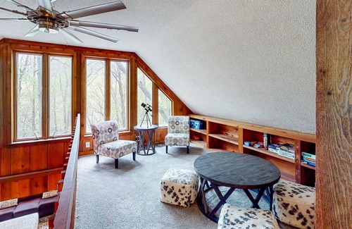 Walnut Mountain Cabin | Dog-friendly mountain view home with, game room, decks, & pool access