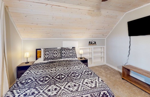 Walnut Mountain Cabin | Dog-friendly mountain view home with, game room, decks, & pool access