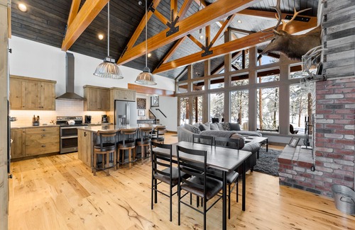 Pateros House | Dog-friendly mountain view home with wood fireplace, washer/dryer, & patio