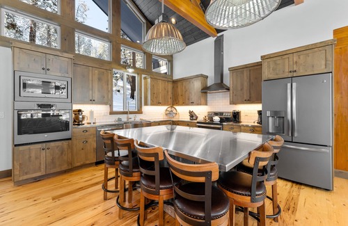 Pateros House | Dog-friendly mountain view home with wood fireplace, washer/dryer, & patio