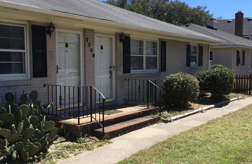 Northeast Virginia Beach Condo | Dog-Friendly North End Cottage - Oceanside of Atlantic - completely fenced in