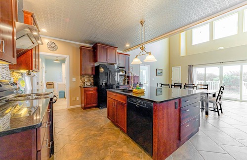 Gold Beach House | Dog-friendly ocean view home with WiFi, remote work spaces, and washer/dryer