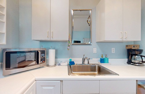 Fort Bragg House | Dog-friendly, oceanfront studio w/decks & kitchenette - steps to the beach
