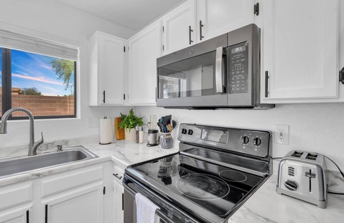 Oro Valley House | Dog-Friendly Oro Valley Retreat. 3BR/3BA,Pool, Hot Tub, Near Hiking, Golf & LOOP