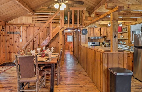 Hickory Hills Cabin | Dog-Friendly Poconos Cabin ~ 15 Mi to Skiing!