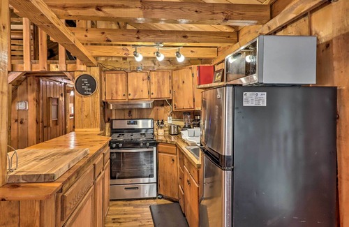Hickory Hills Cabin | Dog-Friendly Poconos Cabin ~ 15 Mi to Skiing!