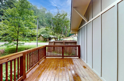 Clayton Cottage | Dog friendly private mountain cottage with large outdoor deck