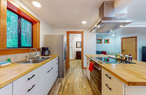 Langley House | Dog-friendly quiet woodland cabin with a porch, near downtown Langley