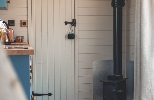 Bilsington Cabin | Dog friendly Shepherd's Hut, perfect for couples