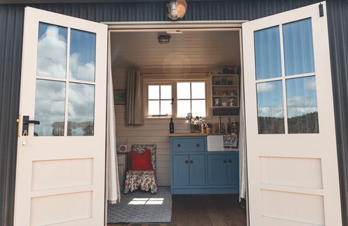 Bilsington Cabin | Dog friendly Shepherd's Hut, perfect for couples