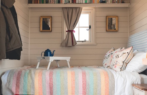Bilsington Cabin | Dog friendly Shepherd's Hut, perfect for couples