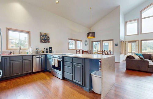 Snoqualmie Pass House | Dog-friendly ski view house with deck and gas grill, dedicated workspace, & W/D
