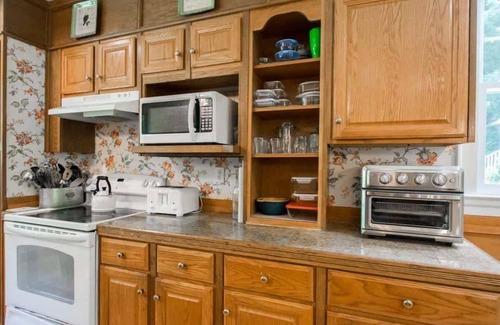 Hendersonville House | Dog Friendly~Sleeps 9~Firepit~Pool Table~$375 Free Activities Daily
