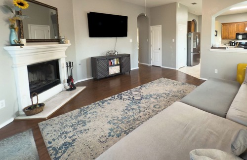 Kyle House | Dog-Friendly/Spacious 4BR/2BA Home/Near Austin/EV Charger/Separate Office