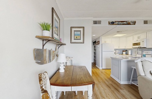 North Ocean City Condo | Dog-friendly stay near the ocean with private balcony, washer/dryer, & AC