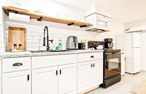 Cleveland UCD Apartment | Dog Friendly Studio with Full Kitchen | $1700/month #C2